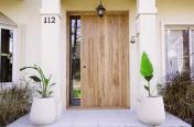 Puertas de madera que dan la bienvenida al hogar ¿Por qué son tendencia? | Informe Construccion